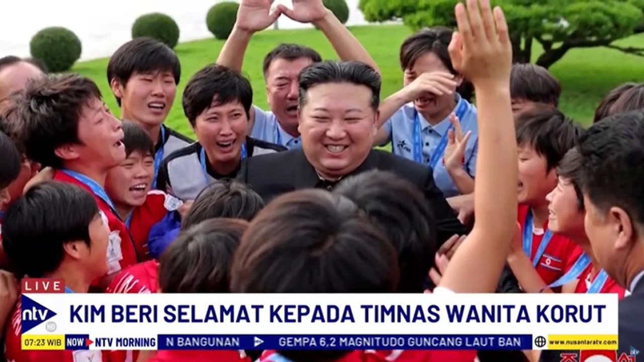 Kim Jong Un bertemu dengan skuad timnas sepak bola putri U-20 di markas Partai Pekerja yang berkuasa di Pyongyang pada Senin (30/9/2024) waktu setempat.