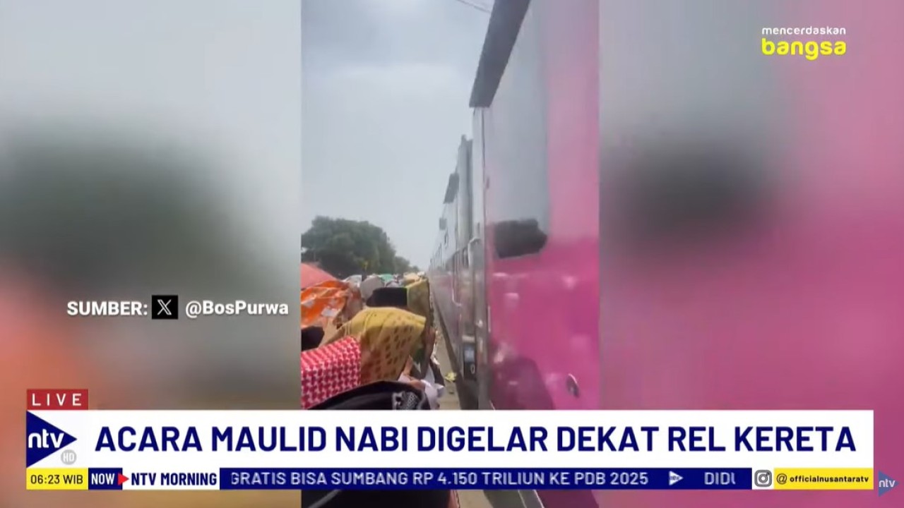 Acara Maulid Nabi Muhammad SAW berlangsung di petak jalan antara Stasiun Pekalongan dan Stasiun Batang, Jawa Tengah.