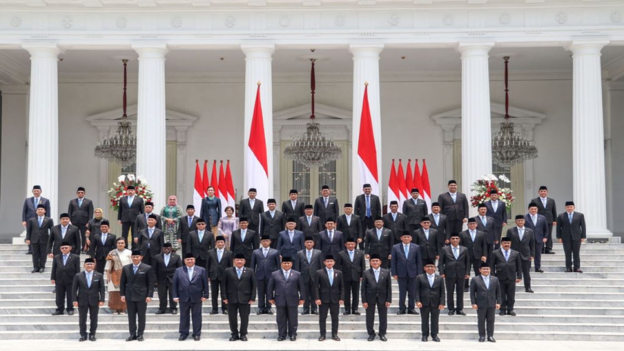 Presiden Prabowo Subianto didampingi Wakil Presiden Gibran Rakabuming Raka berfoto bersama dengan seluruh menteri di Kabinet Merah Putih/ist