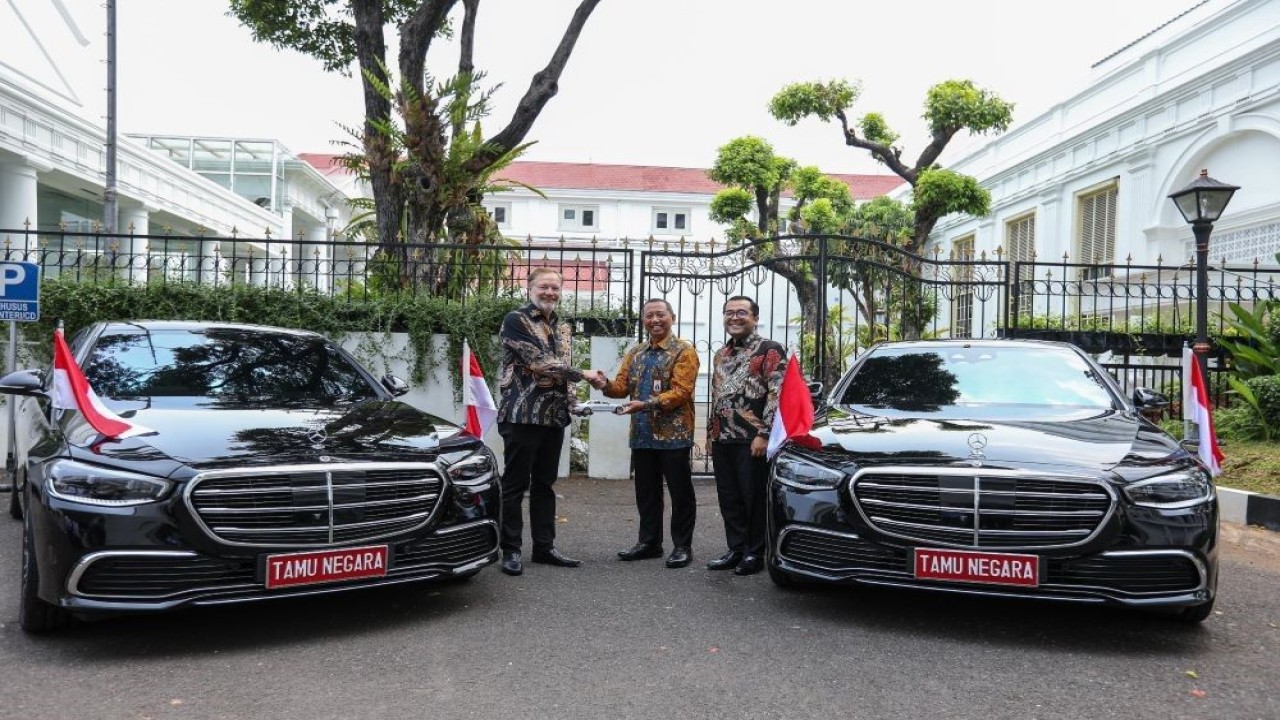 Sekretaris Kemensetneg, Setya Utama bersama Chief Executive Officer (CEO) PT Inchcape Indomobil Distribution Indonesia, Roelof Lamberts yang didampingi Sales and Marketing Director PT Inchcape Indomobil Distribution Indonesia, Kariyanto Hardjosoemarto, melakukan serah terima 60 unit Mercedes Benz S-Class yang digunakan sebagai kendaraan resmi para tamu negara dalam rangkaian acara pelantikan Presiden dan Wapres periode 2024-2029, Prabowo Subianto-Gibran Rakabuming Raka. (Foto: Humas Kemensetneg).