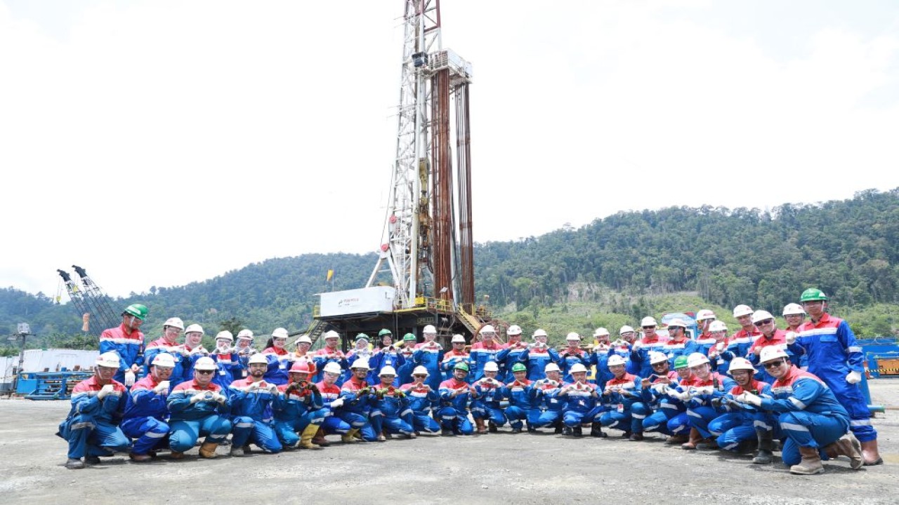 Direktur Eksplorasi PHE, Muharram Jaya Panguriseng, Wakil Direktur Utama PT Pertamina (Persero), Wiko Migantoro, Direktur Utama PT Pertamina EP Cepu, Muhamad Arifin, Direktur Utama PT Pertamina Drilling Services Indonesia, Avep Disasmita, VP Eksplorasi Regional 4, Dedi Yusmen dan General Manager Zona 13, Andry Sehang berfoto bersama karyawan saat meninjau area sumur Tedong (TDG)-001, Jumat (4/10)/Foto: Istimewa