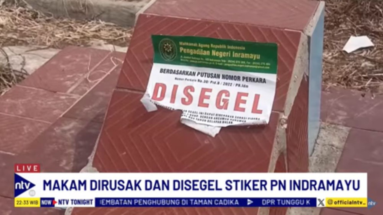 Makam dirusak dan ditempel stiker PN Indramayu