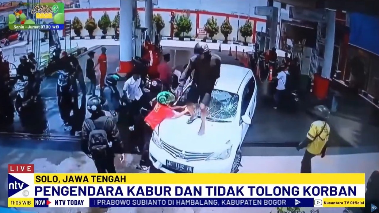 Kendaraan berjenis Nissan Livina berwarna putih diamuk massa di SPBU akibat ugal-ugalan dan terlibat kecelakaan.