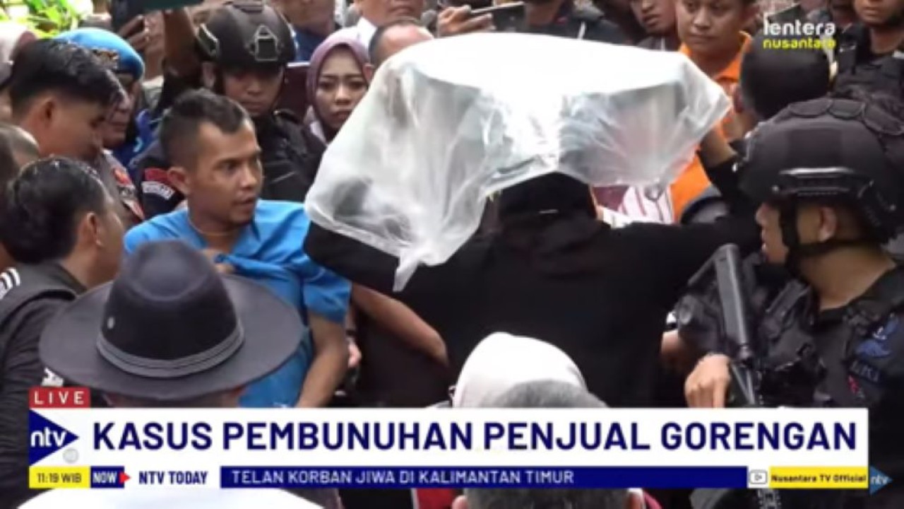 Indra Septiarman (memakai kaus warna biru) pelaku pembunuhan gadis NKS penjual gorengan di Padang memperagakan rekonstruksi