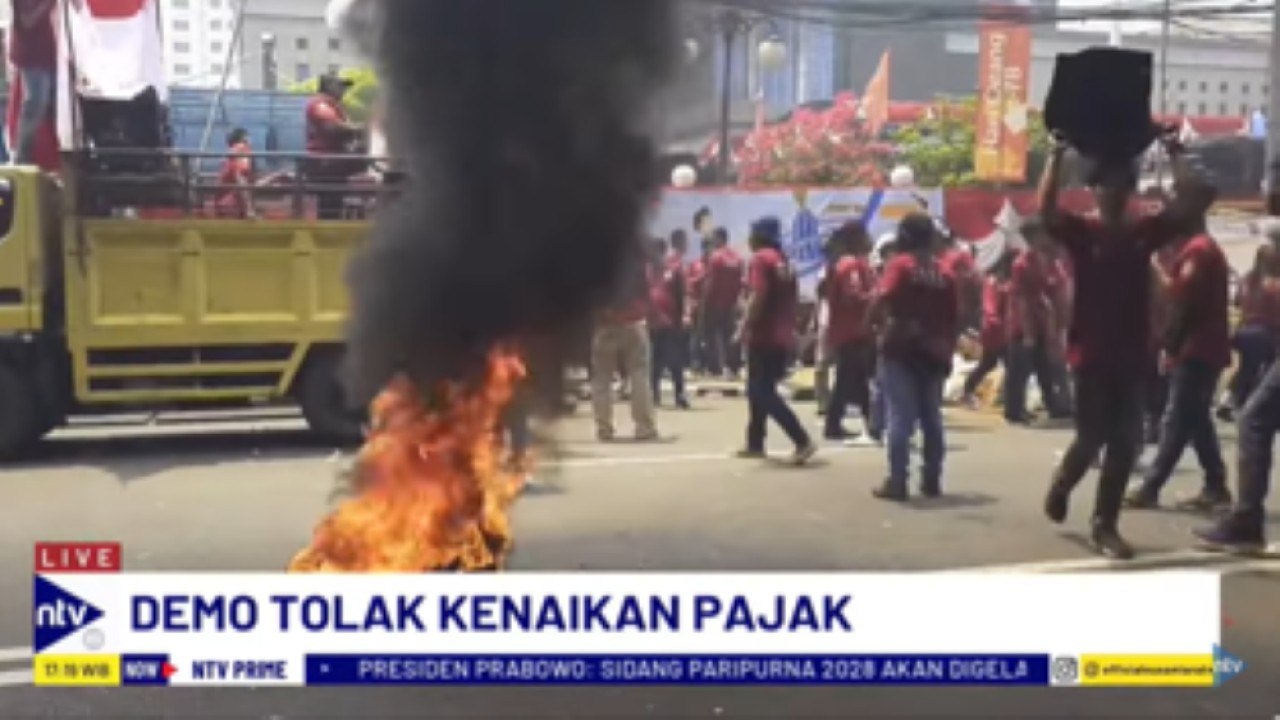 Demo massa menuntut pembatalan kenaikan pajak Ppn 12% diwarnai aksi pembakaran ban