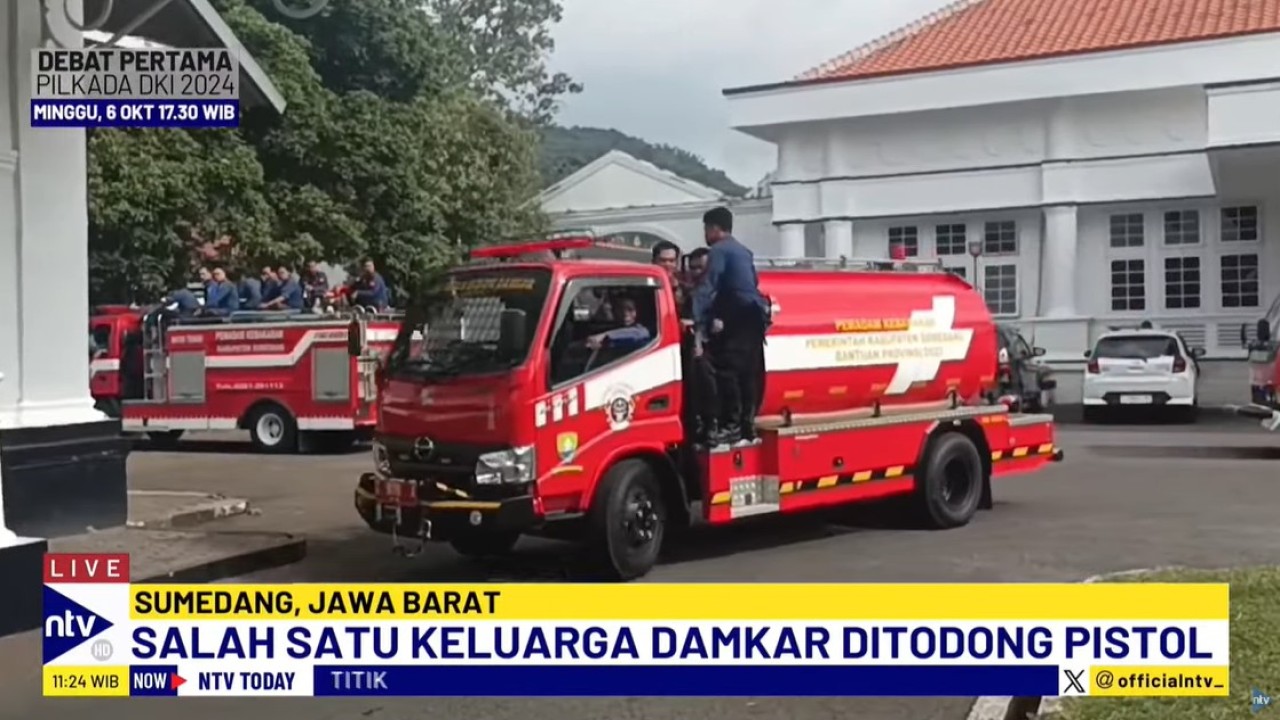 Sejumlah pegawai pemadam kebakaran (Damkar) Sumedang, Jawa Barat, mendatangi kantor Bupati, di Gedung Negara, untuk bertemu dengan Pj Bupati Sumedang Yudia Ramli.