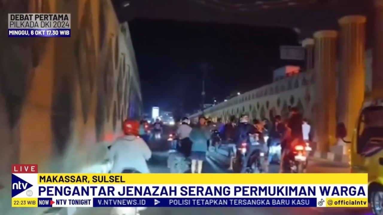 Rombongan pengantar jenazah berhenti di underpass simpang lima Bandara Internasional Sultan Hasanuddin dan menggeber-geber motor mereka sambil berjoget di tengah jalan.