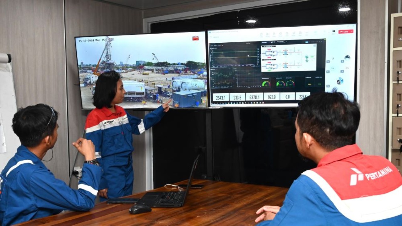 PT Pertamina (Persero) memonitor implementasi injection C02 Lapangan Sukowati, Bojonegoro dengan sistem digital 24 jam bernama Data Acquisition Realtime Analyzer Command Center (DARA CO.CO). (Foto: Humas Pertamina)