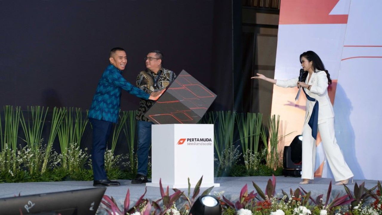 Brahmantya S Poerwadi Corporate Secretary PT Pertamina (Persero) dan Rifky Rakhman Yusuf VP Stakeholder Relations and Management PT Pertamina (Persero) saat selebrasi kick off Pertamuda Seed and Scale 2023 di Grha Pertamina. (Foto: Istimewa/Humas Pertamina)