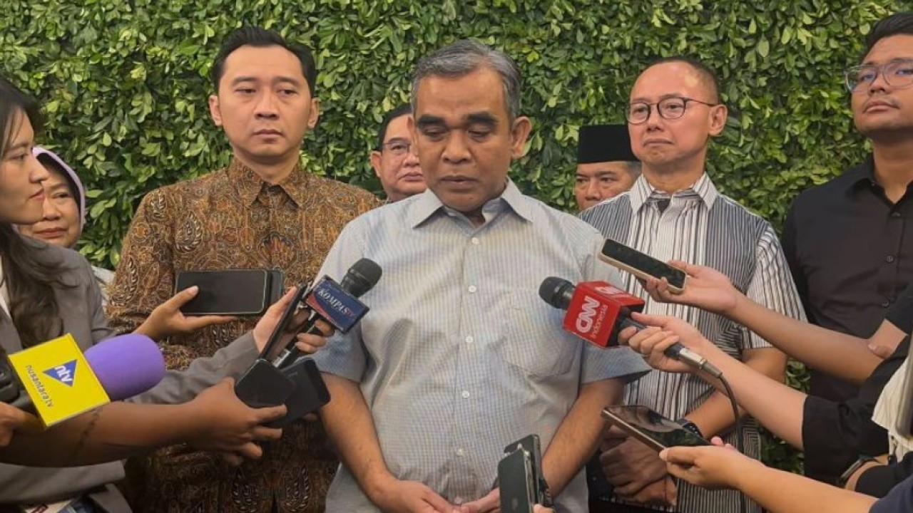 Sekretaris Jenderal Partai Gerindra Ahmad Muzani (tengah) saat memberikan keterangan di kompleks parlemen, Senayan, Jakarta, Sabtu (19/10/2024). (Foto: ANTARA/Rio Feisal)