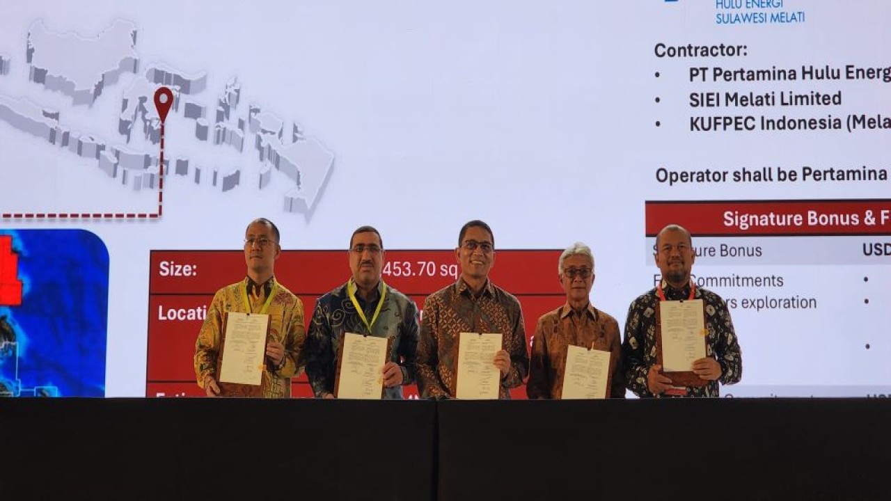 Direktur PT Pertamina Hulu Energi Sulawesi Melati Muhamad Arifin, Direktur SIEI Melati Limited Qin Shenggao, Direktur KUFPEC Indonesia (Melati) B.V Tareeq  M. Ebrahim, Kepala SKK Migas Dwi Soetjipto, dan Plt Direktur Jenderal Migas Kementerian ESDM Dadan Kusdiana berfoto usai melakukan penandatanganan PSC wilayah kerja Melati/Foto: Istimewa