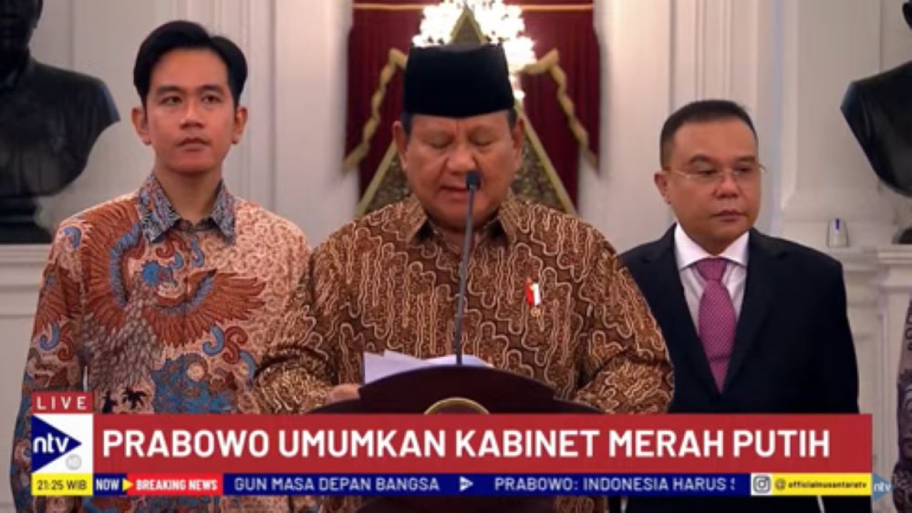 Presiden Prabowo Subianto didampingi Wakil Presiden Gibran Rakabuming Raka dan Sufmi Dasco Ahmad mengumumkan nama-nama menteri dalam kabinet Merah Putih/tangkapan layar NTV