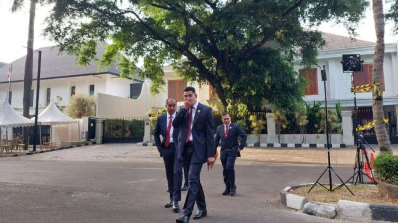 Suasana di depan rumah Prabowo Subianto, Jalan Kertanegara IV, Kebayoran Baru, Jakarta Selatan, menjelang Pelantikan Presiden dan Wapres 2024-2029, Prabowo Subianto-Gibran Rakabuming Raka, pada Minggu (20/10/2024) pagi. (Foto: ANTARA/Adimas Raditya)