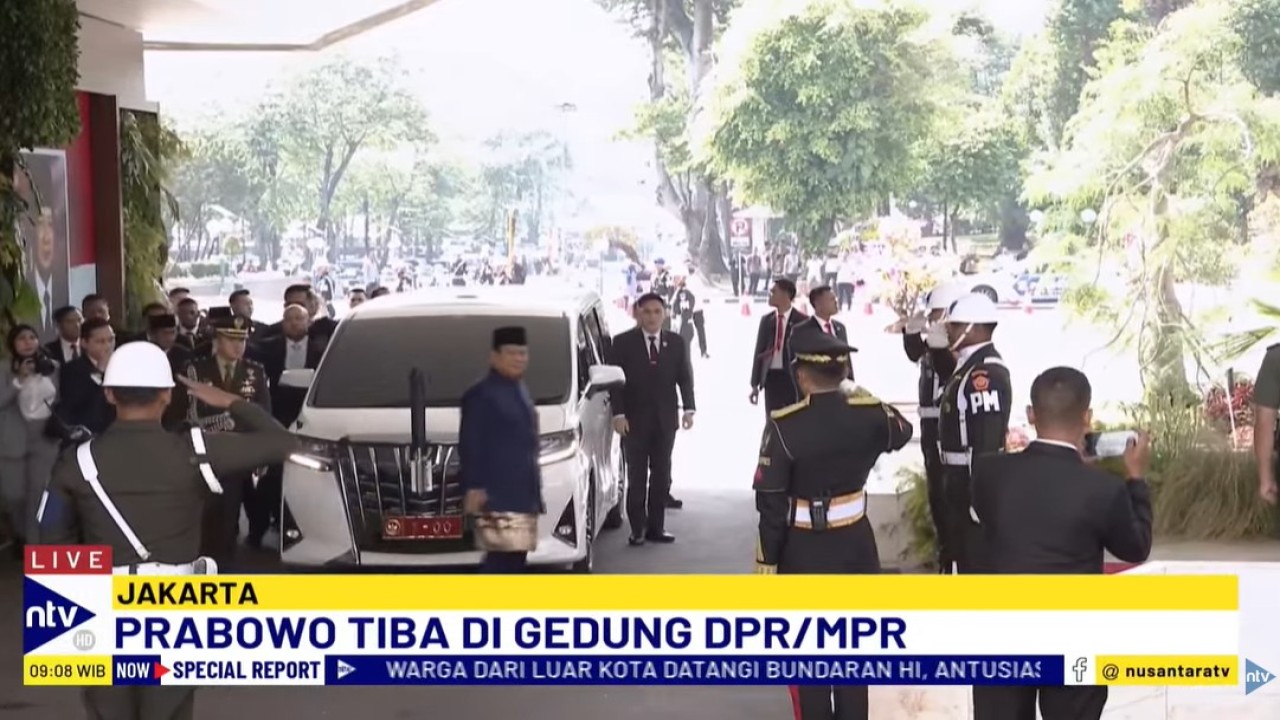 Presiden RI Terpilih 2024-2029, Prabowo Subianto tiba di Gedung DPR/MPR RI menjelang pelantikannya pada Minggu, 20 Oktober 2024.