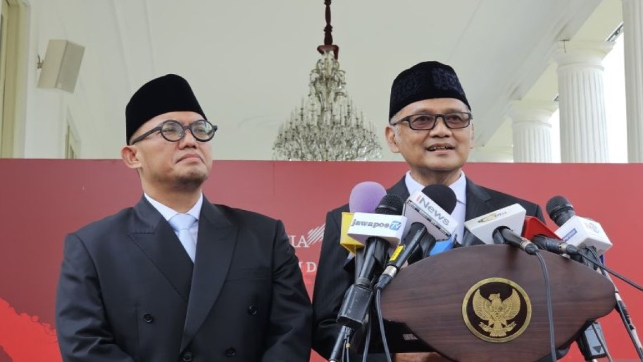 Kepala Badan Penyelenggara Haji, Moch. Irfan Yusuf (kanan) dan Wakil Kepala Badan Penyelenggara Haji, Dahnil Anzar Simanjuntak (kiri), usai dilantik Presiden Prabowo Subianto di Istana Negara Jakarta, Selasa (22/10/2024). (Foto: ANTARA/Livia Kristianti)