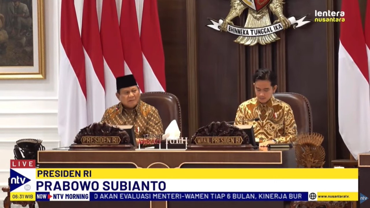 Presiden Prabowo Subianto dan Wakil Presiden (Wapres) Gibran Rakabuming Raka, saat memimpin rapat perdana Kabinet Merah Putih, di Istana Merdeka, Jakarta, Rabu (23/10/2024).