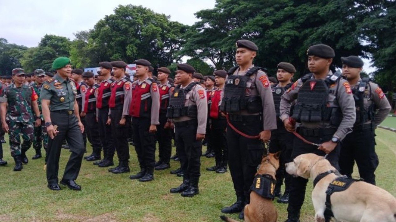 Komandan Korem 072/Pamungkas Brigjen TNI Zainul Bahar meninjau kesiapan pasukan pada apel di Lapangan Rindam Magelang, Rabu (23/10/2024). (Foto: ANTARA/Heru Suyitno)