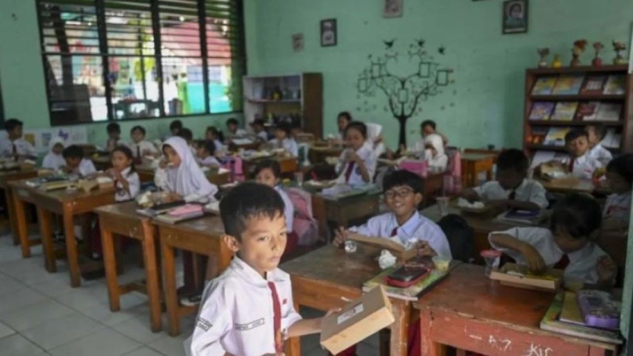 Siswa berbagi makanan saat pelaksanaan uji coba makan sehat gratis di SDN 07 Cideng, Jakarta, Senin (19/8/2024). (Foto: ANTARA FOTO/Muhammad Ramdan/aww/am)