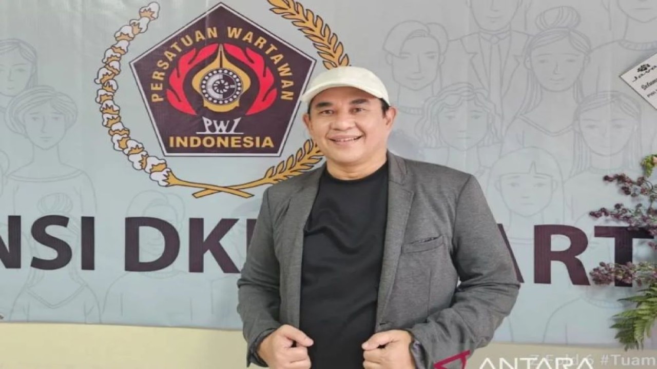 Ketua Umum PWI Pusat Zulmansyah Sekedang di Markas Sekretariat PWI Jaya, Jakarta, Kamis (24/10/2024). (ANTARA/HO-PWI)