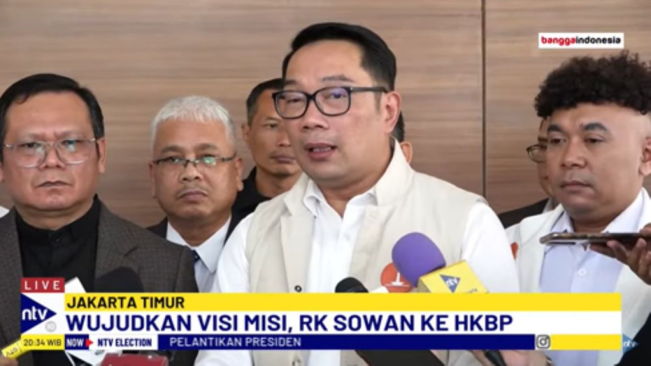 Calon gubernur Jakarta nomor urut satu Ridwan Kamil memberikan keterangan usai bertemu dengan pimpinan dan pengurus HKBP Jakarta