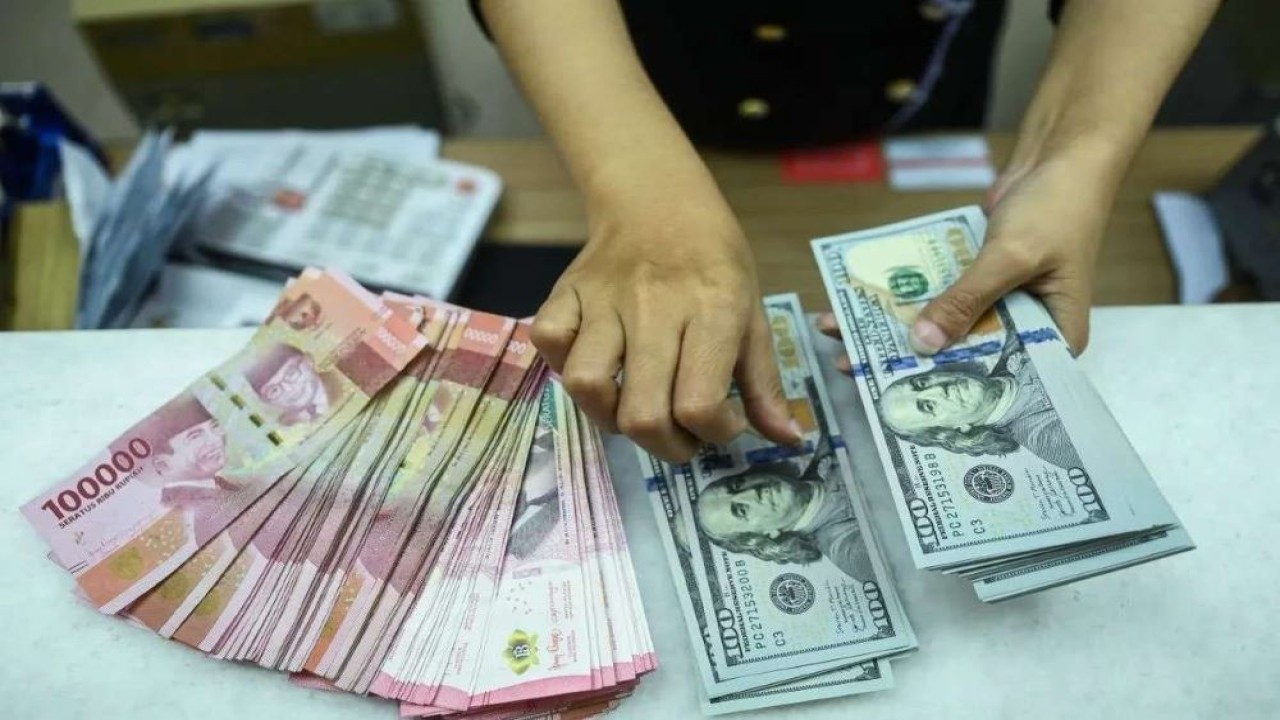 Mata uang Rupiah dan Dolar AS/ist