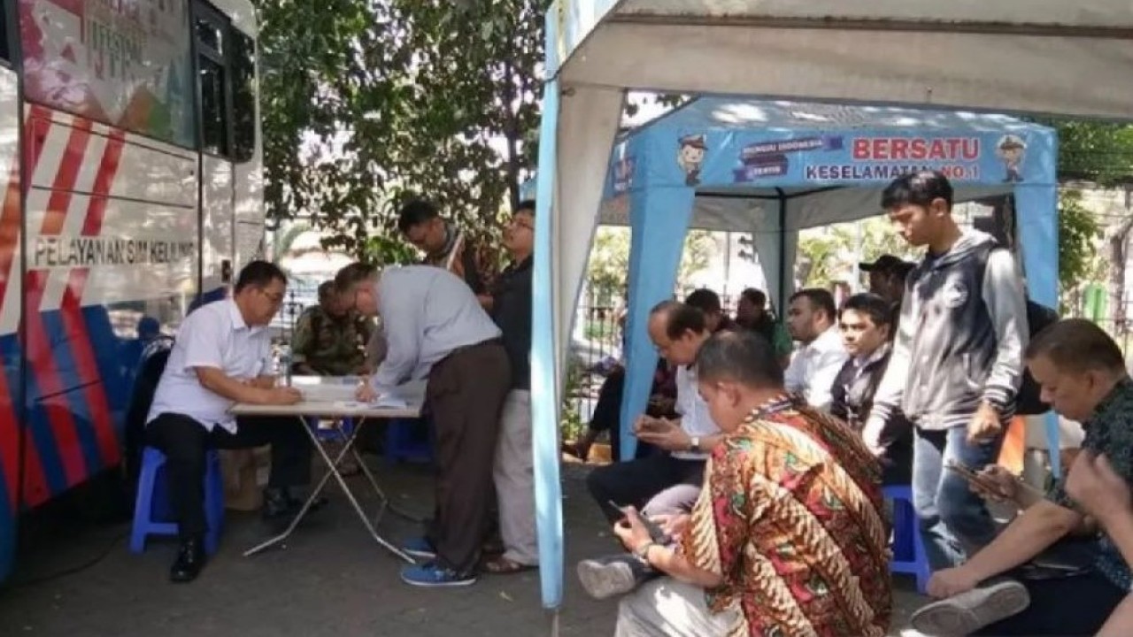 Layanan SIM Keliling di Kantor Pos Lapangan Banteng, Jakarta Pusat. (Foto: ANTARA/Dewa Wiguna)