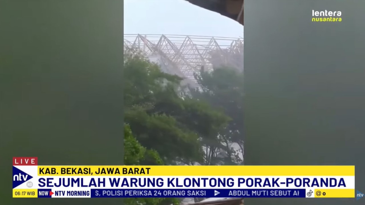 Atap Stadion Wibawa Mukti rusak parah akibat dihantam hujan deras dan angin kencang pada Senin (21/10/2024).