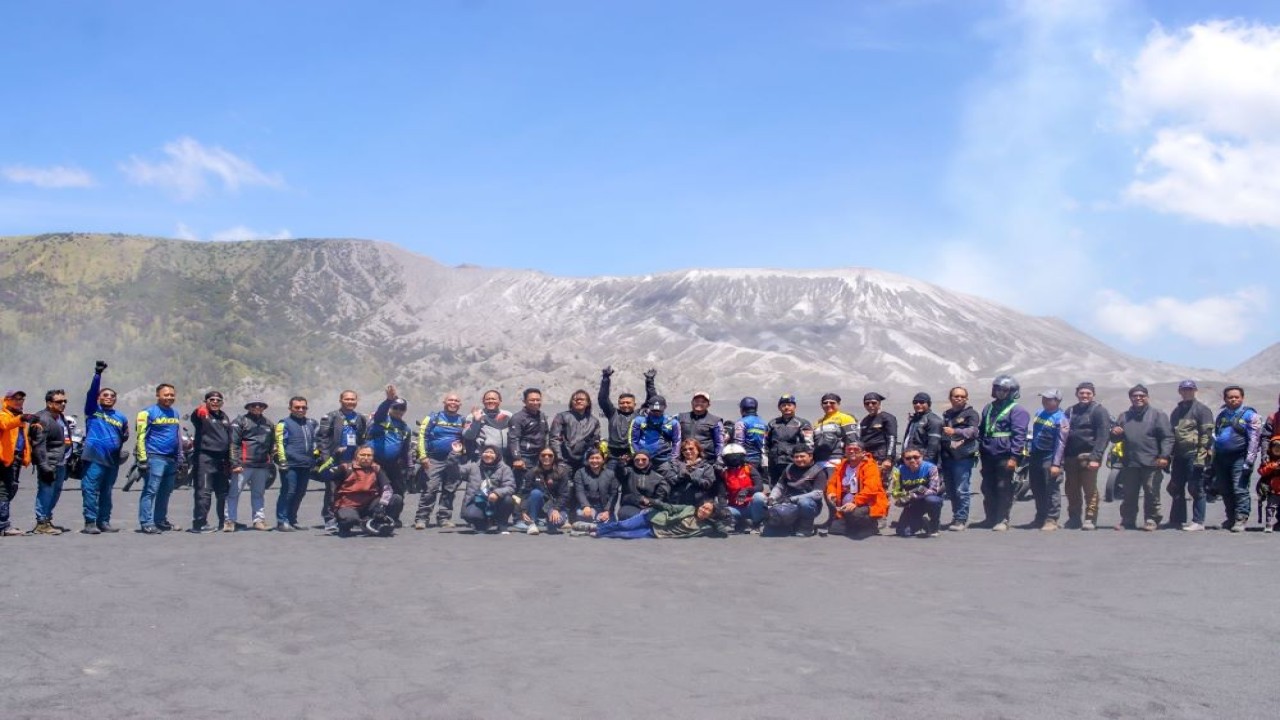 Ratusan riders Suzuki V-Strom dari berbagai daerah berkumpul untuk menjelajahi negeri di atas awan, sekitar kawasan wisata Taman Nasional Bromo. (Foto: Dok/Suzuki Indonesia)