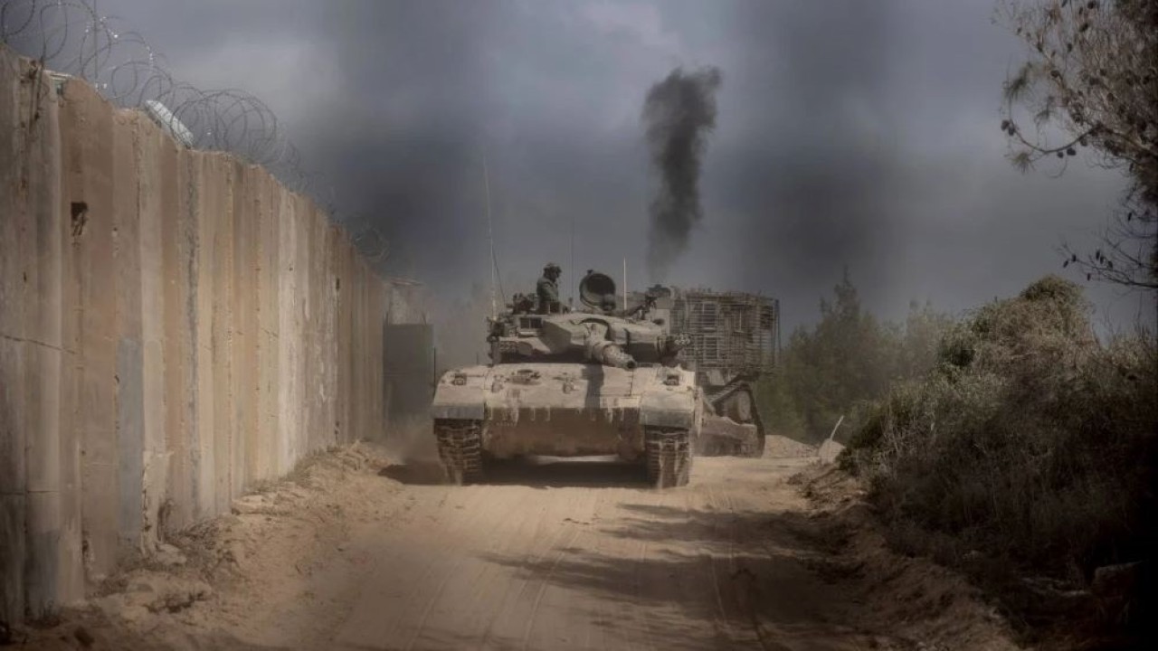 Tank-tank Israel telah menerobos gerbang utama Pasukan Sementara PBB di Lebanon (UNIFIL) di Lebanon selatan. (Foto: Reuters)