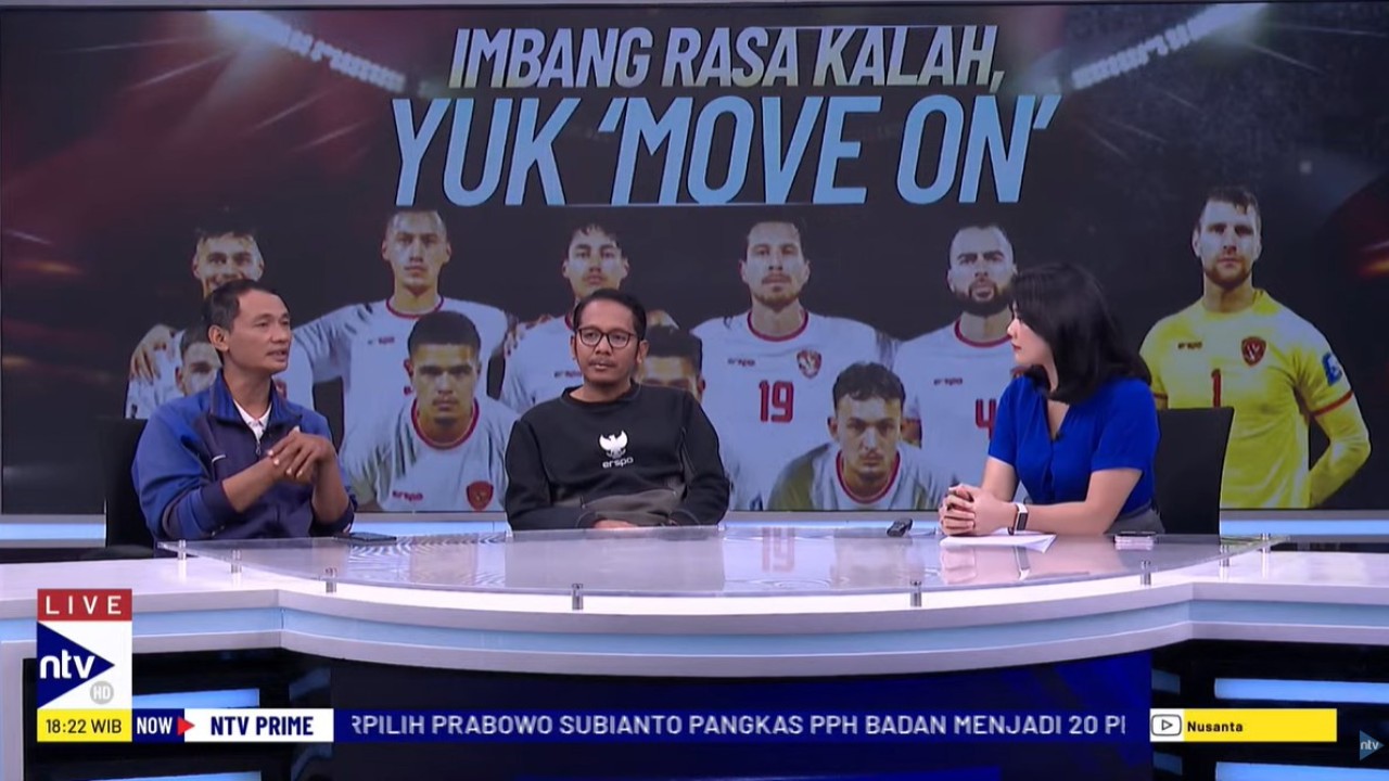 Koordinator Save Our Soccer, Akmal Marhali, dan analis sepak bola Analis Sepak Bola Ma'ruf El Rumi saat menjadi narasumber dalam program dialog NTV Prime di Nusantara TV, Jumat (11/10/2024).