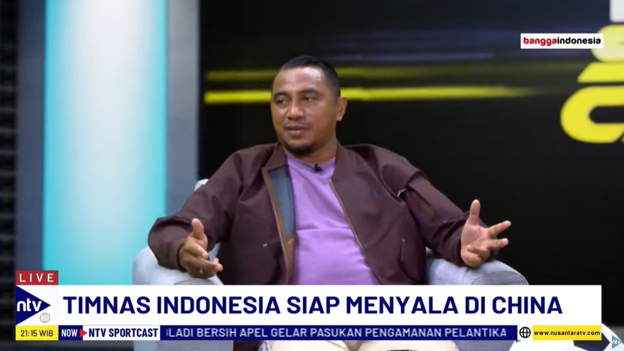 Mantan pemain timnas Indonesia, Firman Utina saat hadir sebagai bintang tamu program Sport Cast di Nusantara TV, yang dipandu dua jurnalis senior Ronny Pangemanan (Ropan) dan Boy Noya, pada Jumat (11/10/2024).