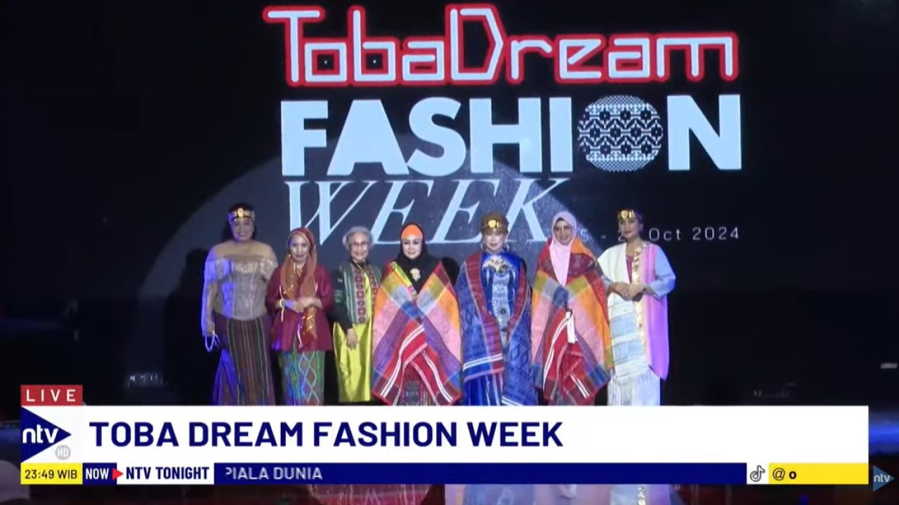 Dalam rangka memperingati Hari Ulos Nasional 2024, komunitas masyarakat Batak Toba menyelenggarakan Toba Dream Fashion Week.