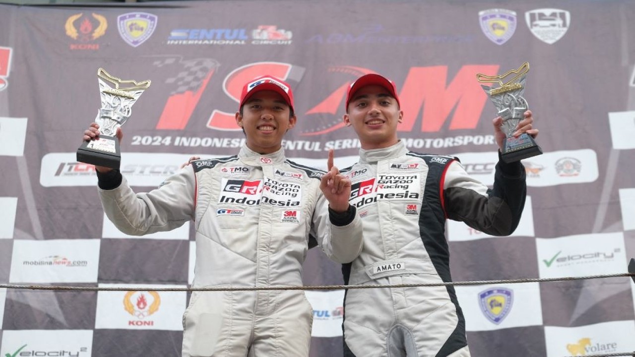 Pembalap TOYOTA GAZOO Racing Indonesia Jordan Johan dan Amato Rudolph yang mengemudikan All-New Agya GR Sport, masih membuka peluang meraih gelar Juara Nasional Kelas Rising Star ITCR 1.200 (Foto: Istimewa)