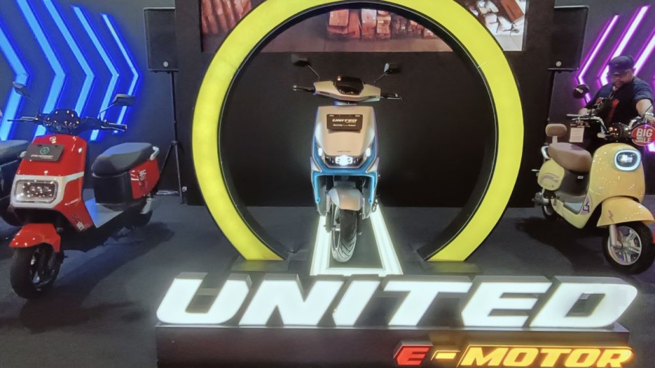 United menampilkan sejumlah motor listrik e-motor besutan di IMOS 2024. (Foto: Adiantoro/NTV)