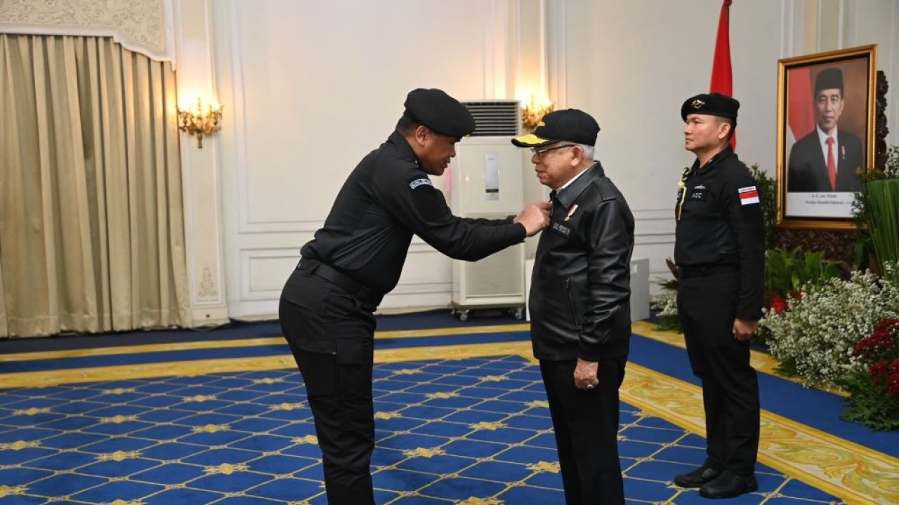 Wapres KH Ma'ruf Amin menerima penyematan Brevet Kehormatan Hiu Kencana dalam upacara yang diselenggarakan di Auditorium Sekretariat Wakil Presiden, Jalan Kebon Sirih Nomor 14, pada Selasa, (15/10/2024). (Foto: BPMI-Setwapres)