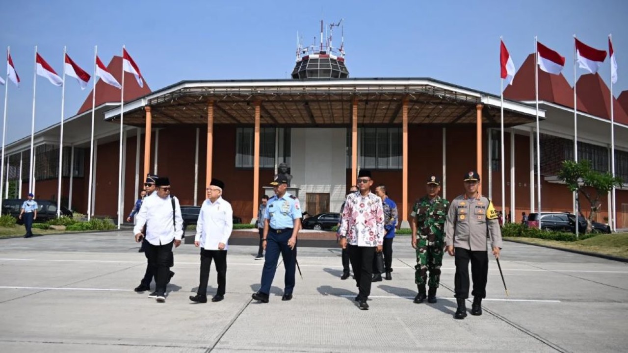 Wapres KH Ma'ruf Amin saat akan berangkat menuju Indramayu, Jawa Barat, menggunakan Helikopter VVIP Kepresidenan Super Puma dari Pangkalan Udara TNI AU Halim Perdanakusuma, Jakarta Timur, Rabu (16/10/2024). (Foto: BPMI-Setwapres)