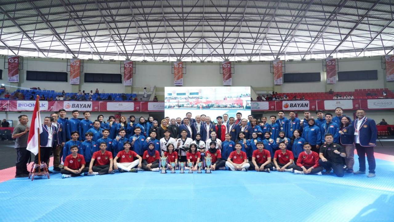 Ketua Umum Pengurus Besar Taekwondo Indonesia (PBTI) Letjen TNI Richard T.H Tampubolon berfoto bersama dengan jajaran pengurus, panitia penyelenggara dan para atlet pada KASAD 6th Asian Taekwondo Open Championship 2024/Foto: Istimewa