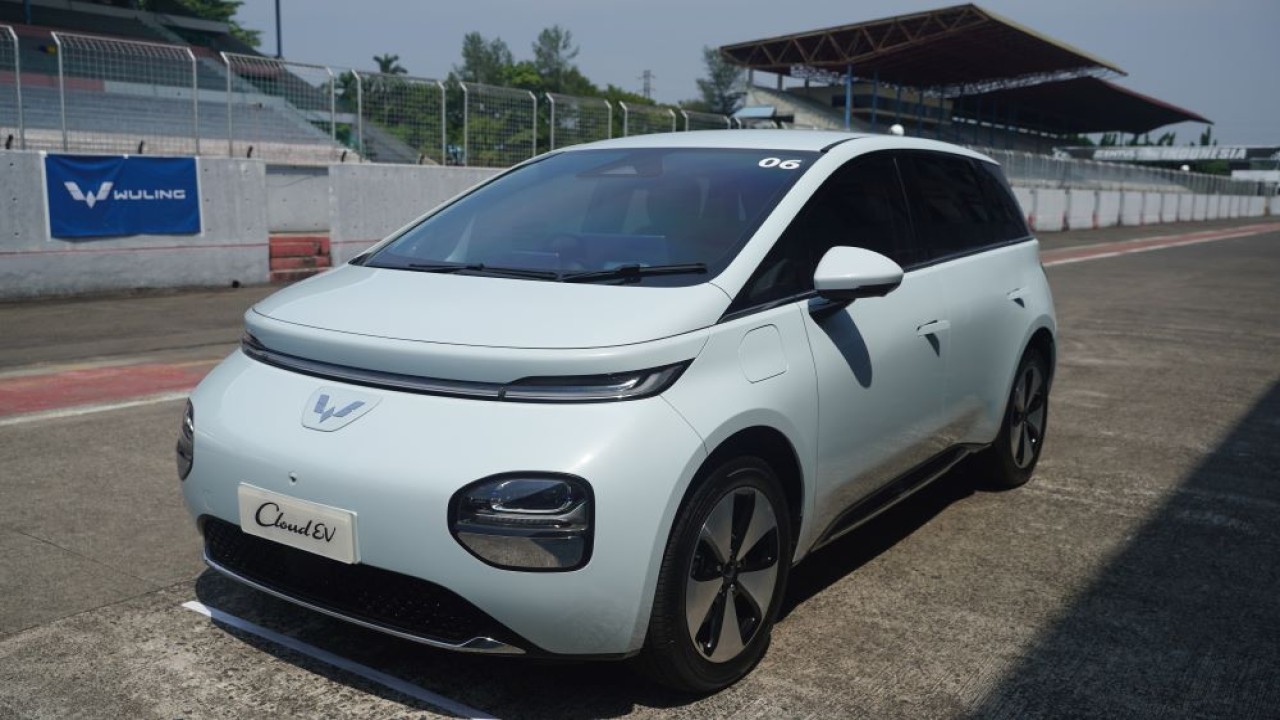 Wuling Cloud EV meraih penghargaan Best Value Electric Car di Carvaganza Editors' Choice Award 2024. (Foto: Istimewa/Wuling)