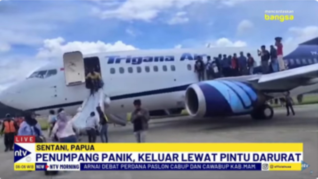 Para penumpang berdesakan disayap pesawat Trigana Air untuk keluar dan menyelamatkan diri