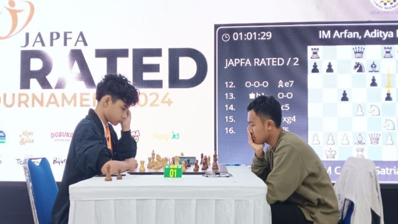 FM Satria Duta Cahaya (kiri) versus IM Aditya Bagus Arfan pada babak ke-5 Japfa FIDE Rated Chess Tournament 2024/ist