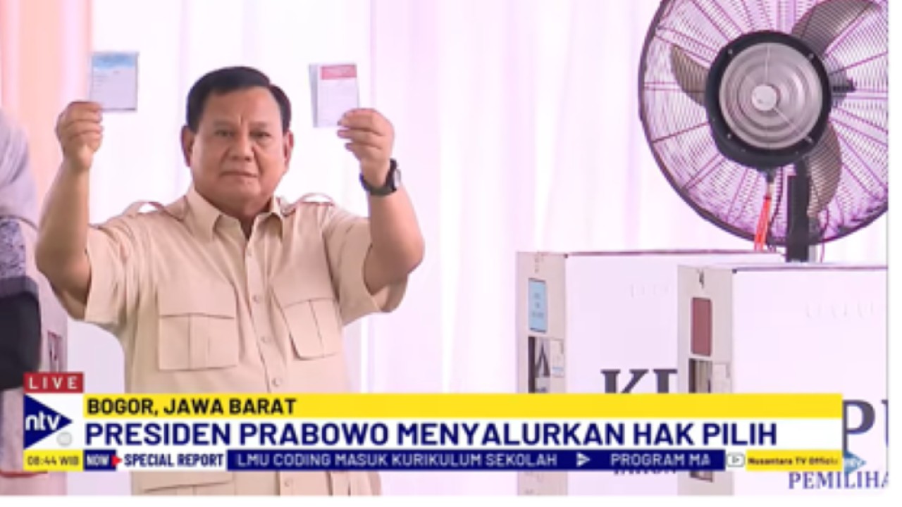 Presiden Prabowo Subianto menggunakan hak pilihnya dalam Pilkada Serentak 2024 di TPS 008 Desa Bojongkoneng, Hambalang, Kabupaten Bogor, Jawa Barat