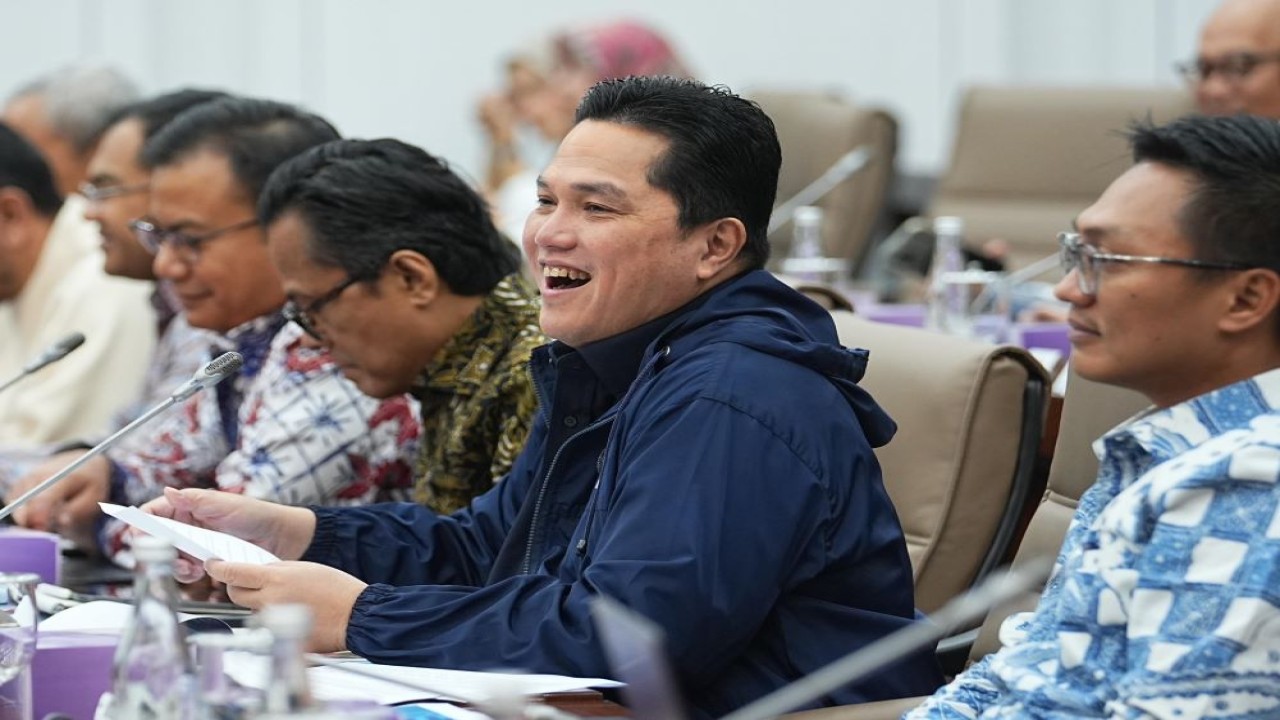 Menteri BUMN Erick Thohir tertawa mendengar candaan anggota Komisi VI DPR dalam Rapat Kerja dengan Kementrian BUMN/Foto: Istimewa