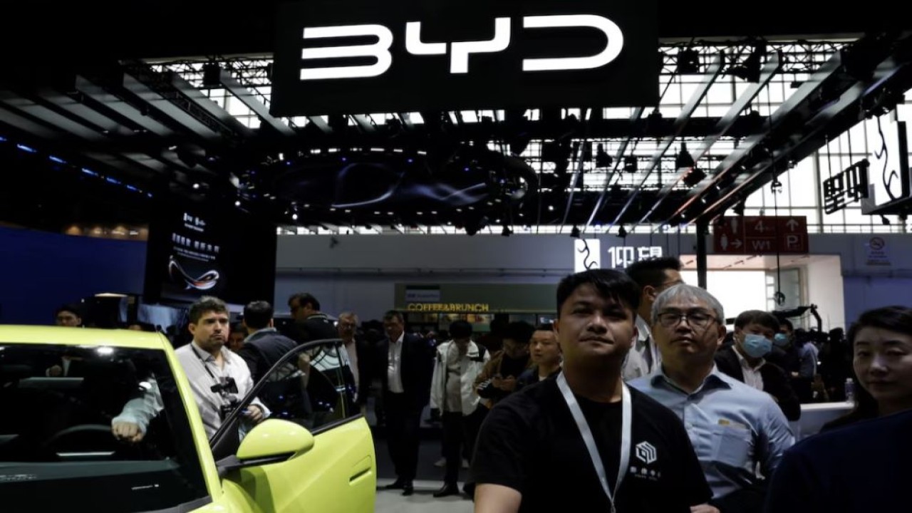 Logo BYD di pameran otomotif Auto China 2024, di Beijing, China, 25 April 2024. (Foto: Dok/Tingshu Wang/Reuters)