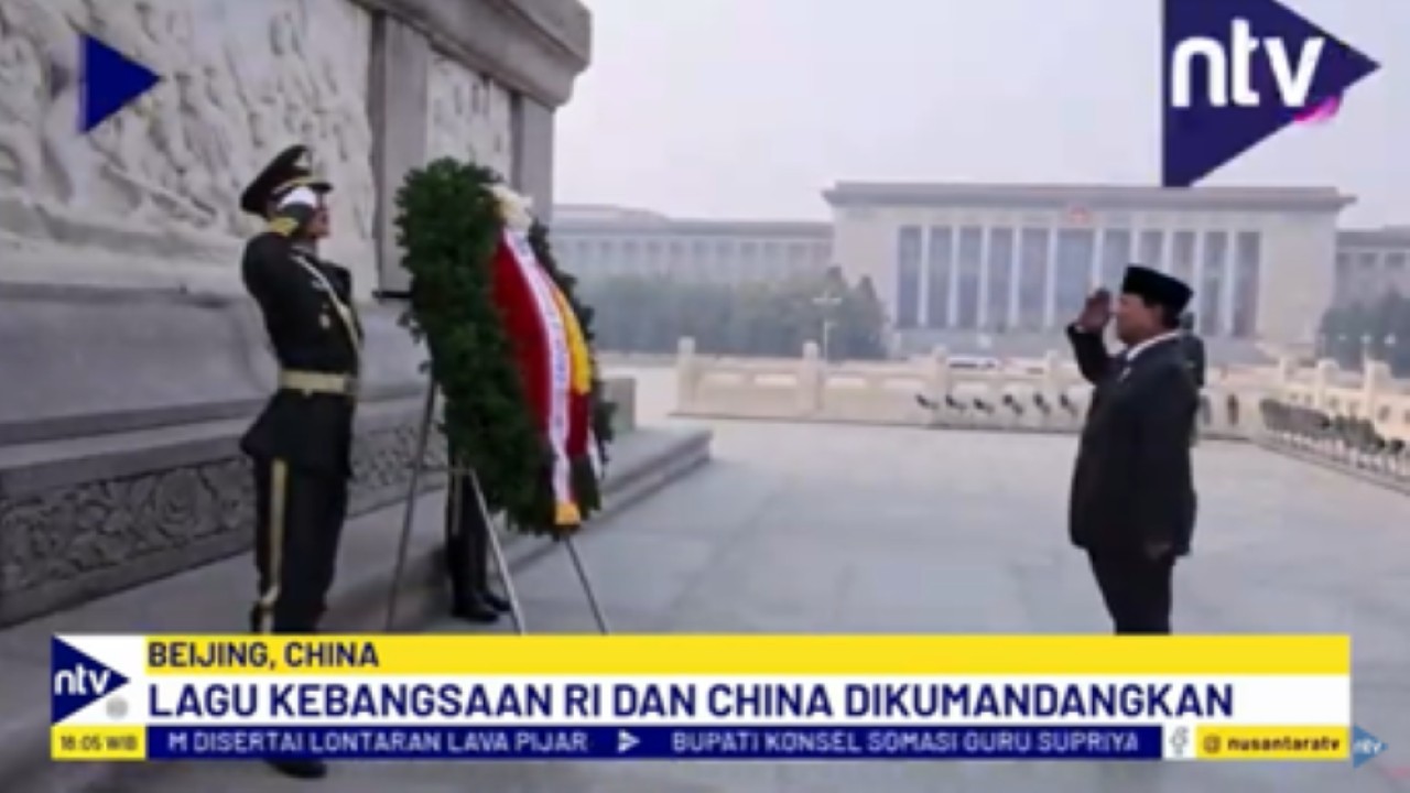 Presiden Prabowo Subianto memberi hormat saat melakukan peletakkan karangan bunga di Monumen Pahhlawan Nasional di Tiananmen Square dalam kunjungannya ke China