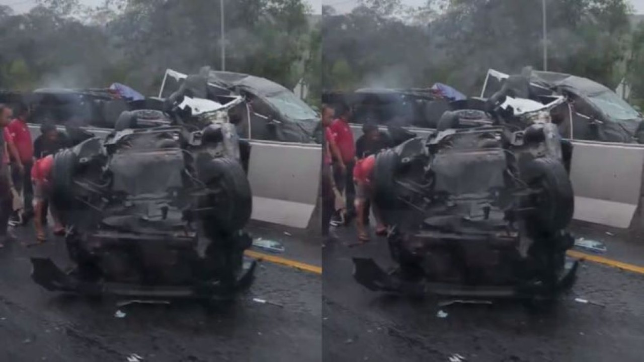 Sejumlah kendaraan hancur akibat tabrakan beruntun di Tol Cipularang KM 92/(Twittrer)