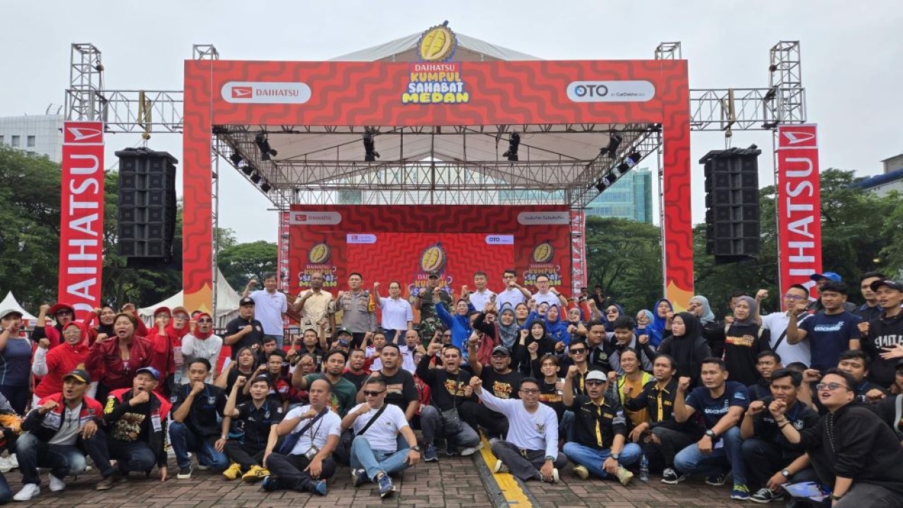 Foto bersama seluruh manajemen, komunitas mobil, dan sepeda motor di Daihatsu Kumpul Sahabat Medan. (Foto: Istimewa)