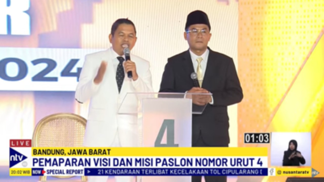 Pasangan calon gubernur dan wakil gubernur Jawa Barat nomor urut empat Dedi Mulyadi dan Erwan Setiawan menyampaikan visi-misi pada debat perdana