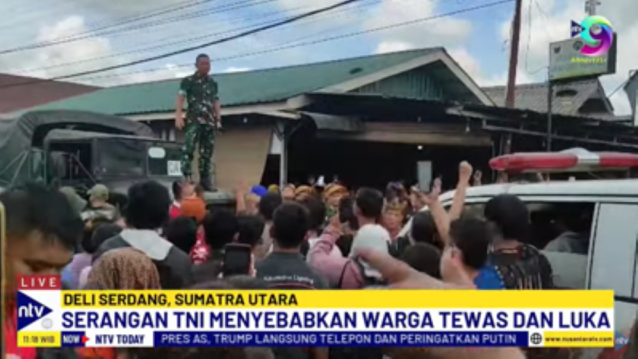 Personel TNI berupaya menenangkan warga usai insiden penyerangan di Deli Serdang.