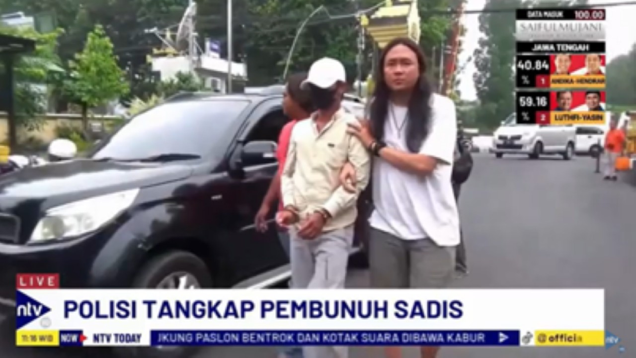 Pelaku (memakai topi) pembunuhan yang jasad korbannya ditemukan di kebun tebu di Lumajang ditangkap polisi