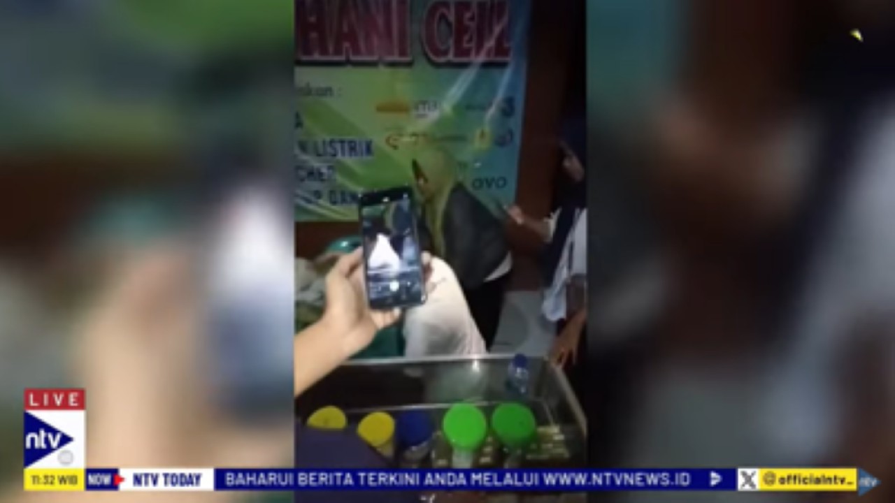 Emak-emak di Karawang menggerebek toko obat terlarang berkedok jual pulsa seluler